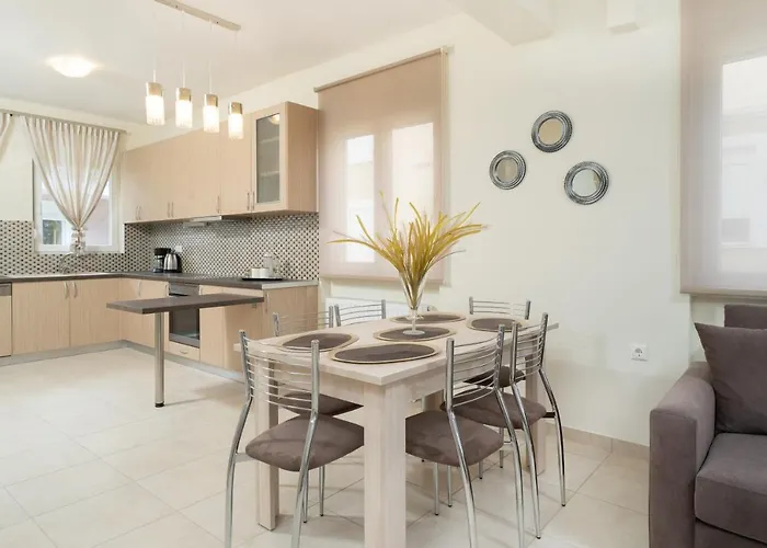 Nik Feriehus Prínos